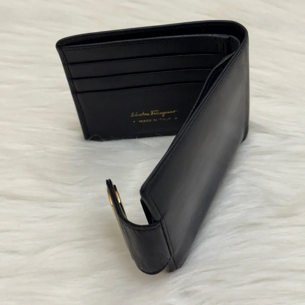 SALVATORE FERRAGAMO - BLACK LEATHER GOLD PLATED SECURE CLOSURE BIFOLD WALLET